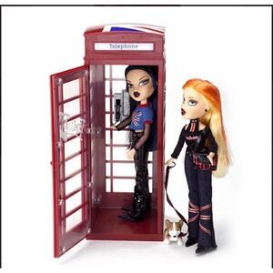 Vintage bratz dolls playset pretty & punk london red phone booth